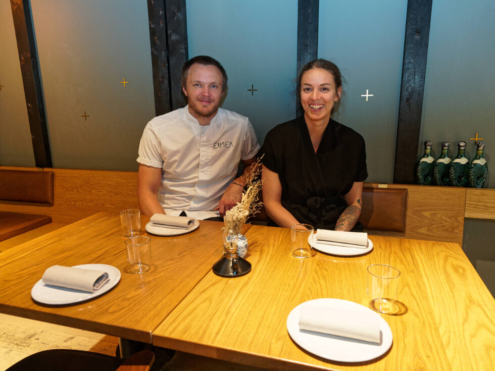 De som setter seg ned på Restaurant Einer, får informasjon om grønne løsninger og valget mellom meny med og uten kjøtt og fisk, men de skal ikke belæres, sier Svein Trandem og Sara Johansson.