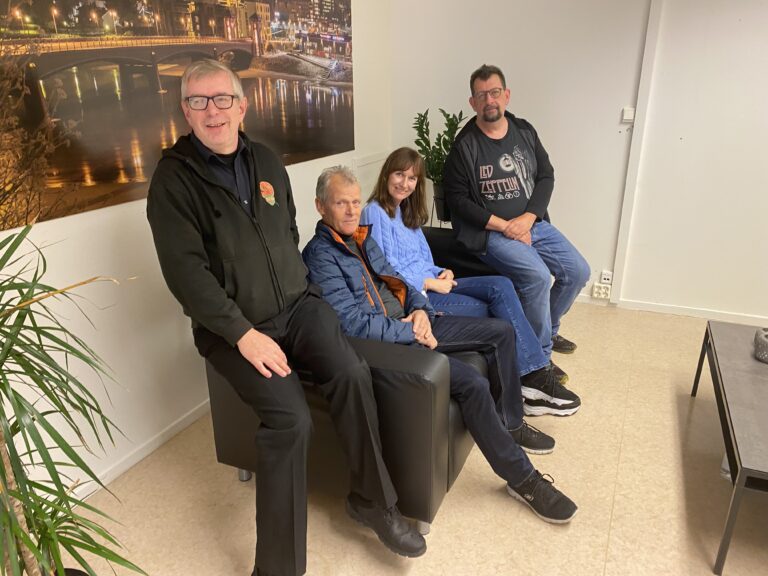 Øivind Roos (t.v.) og Lars Ovlien plasserte gjestene Tor Solbergseter og Stine Raaden i sofaen.