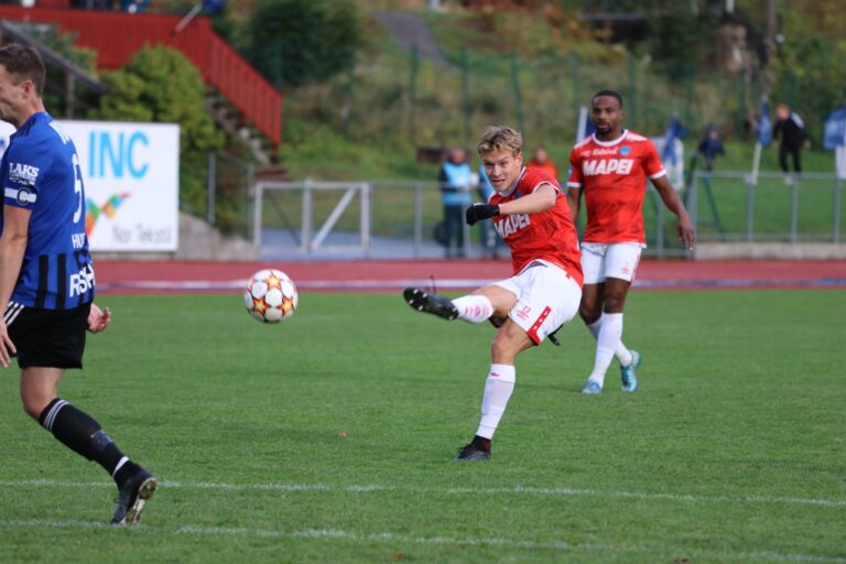 Martin Vinjor er en pøbel å regne for Florø. Lørdag gjentok han seg selv med to nye scoringer på Florø stadion.
