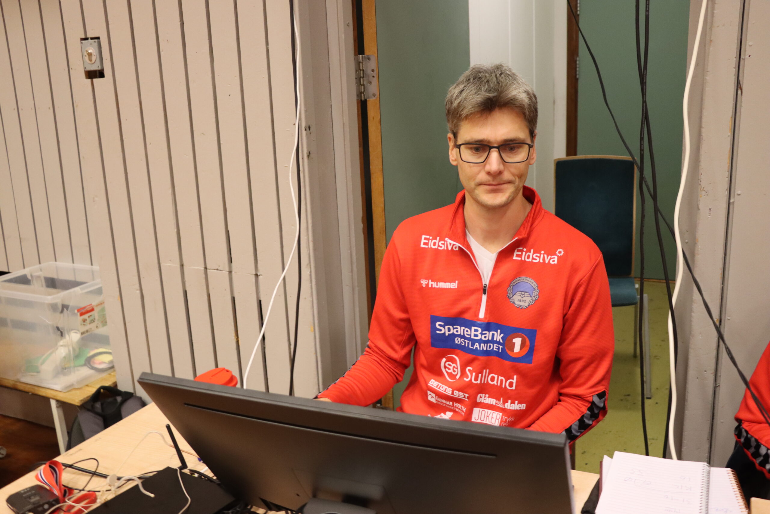 Jon Solberg bak spakene.