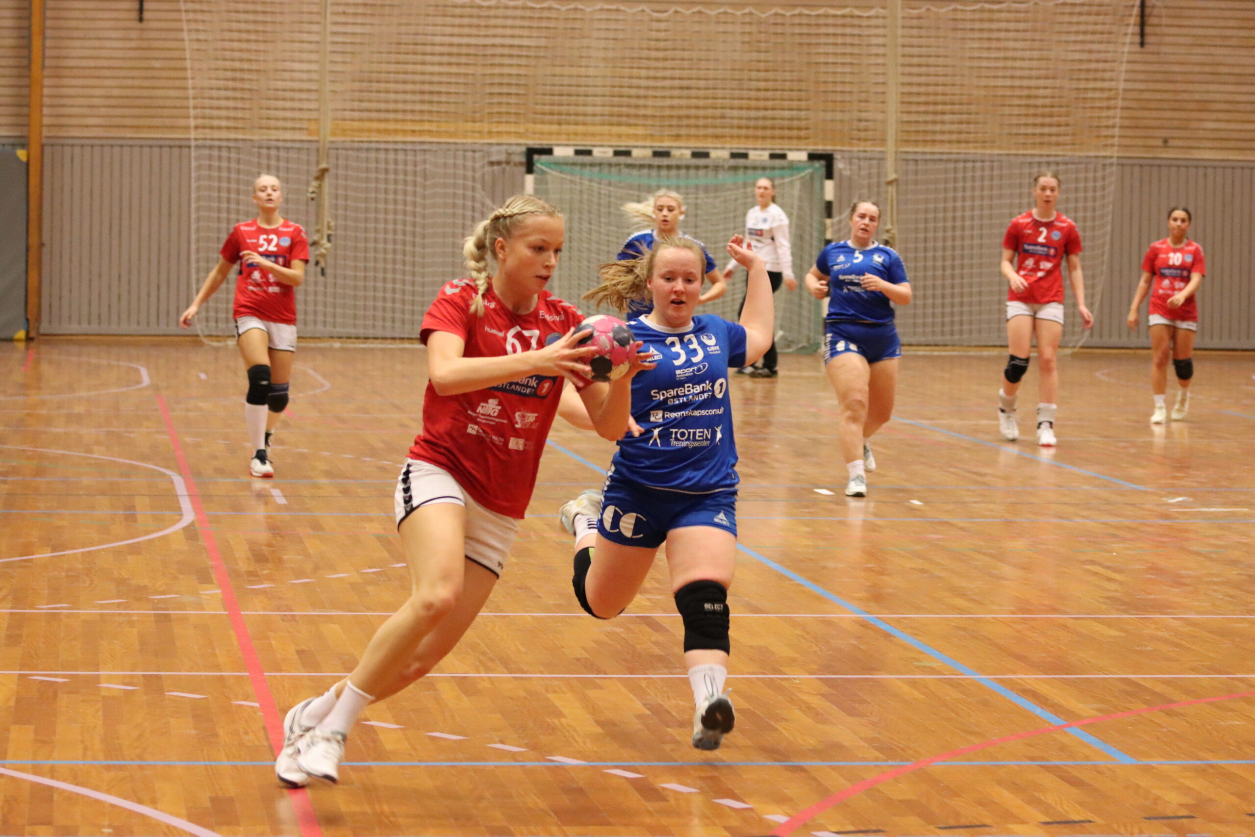Det var liten tvil om hvem som var best i Tråstadhallen søndag. Her banker Silje Gustavsen Vedvik i et av mange mål.