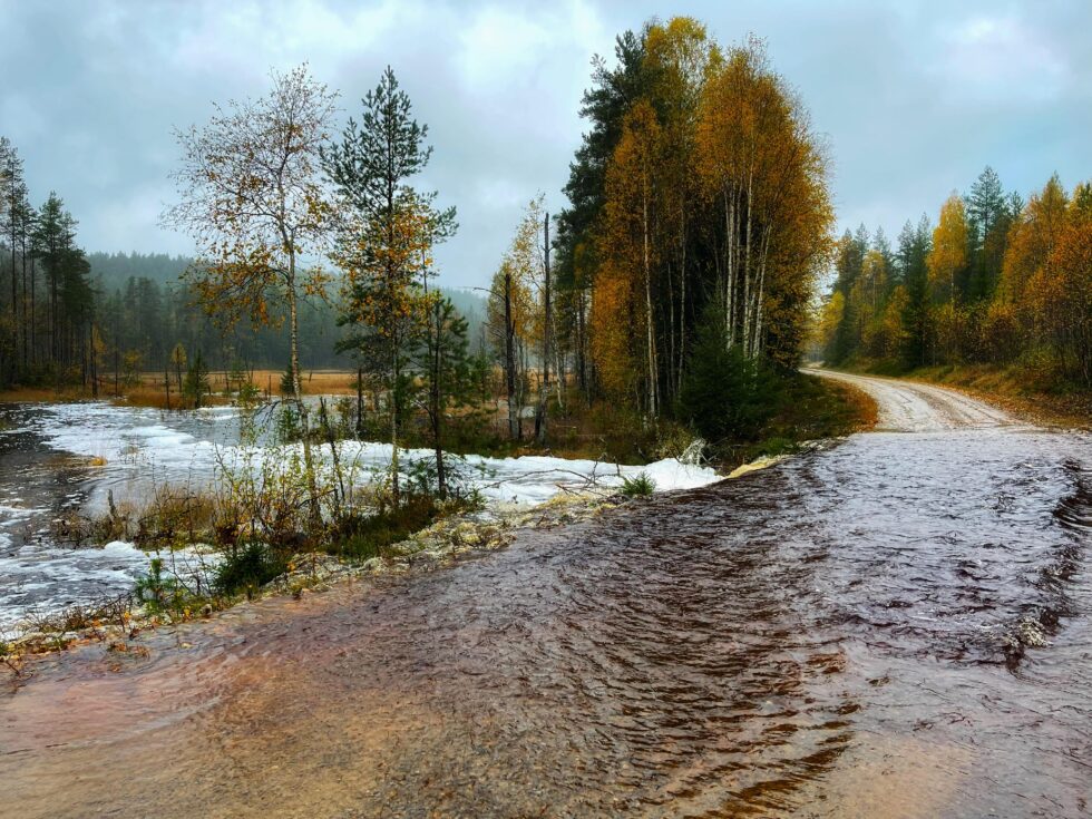 Østre Varaldskogveg er under vann.