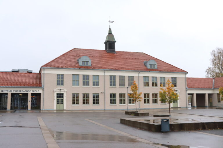 Sentrum videregående skole sendte ut et brev til foresatte om at skolen vil be om deres tillatelse til å ta urinprøve av elever.