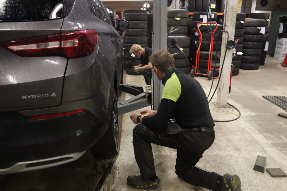 Hos Digerud Dekkservice AS på Kongsvinger begynner man å merke at kundene vil ha på vinterdekkene.
