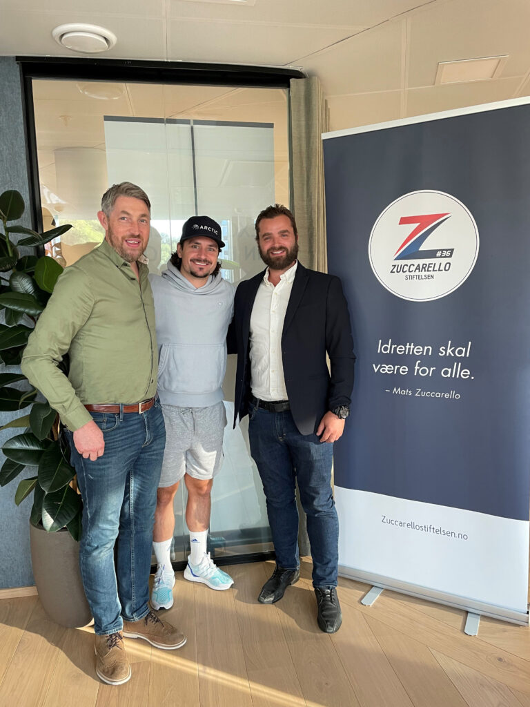 NHL-stjernen Mats Zuccarello (midten) er glad for at Christer Mykkestue (t.v.) og Lars Erik Hesbråten i KIL IL Ishockey innleder samarbeid med Zuccarellostiftelsen.