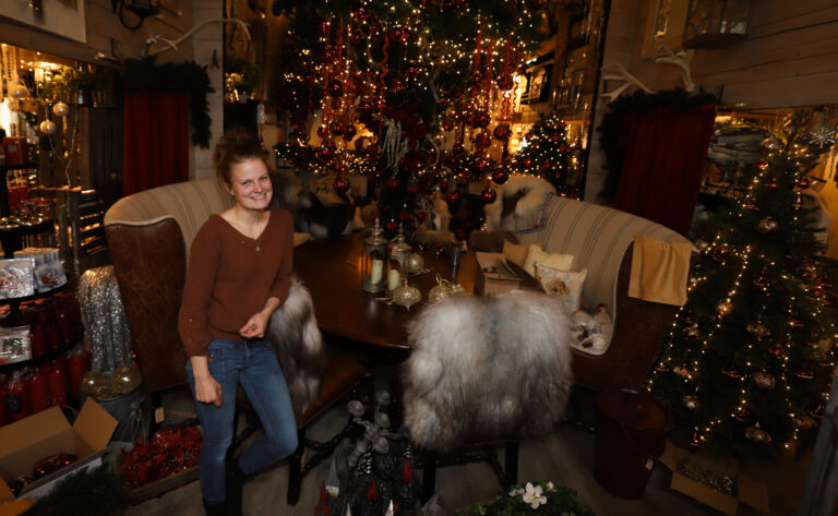 Ida Helene Brøderud Selliseth er i full gang med å forberede åpningen av Julehuset på Snoka. Lørdag åpnes dørene.