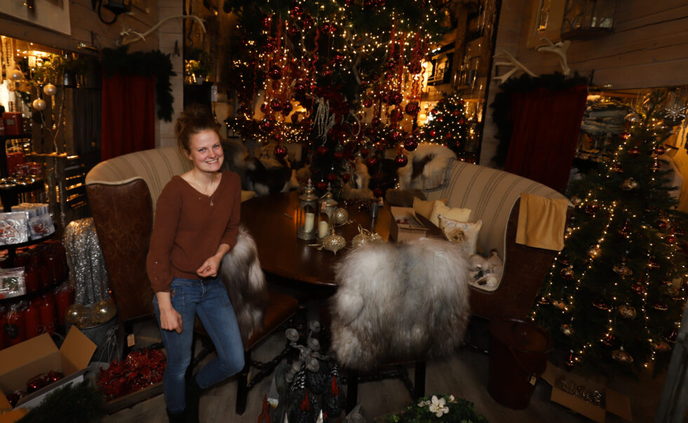 Ida Helene Brøderud Selliseth er i full gang med å forberede åpningen av Julehuset på Snoka. Lørdag åpnes dørene.