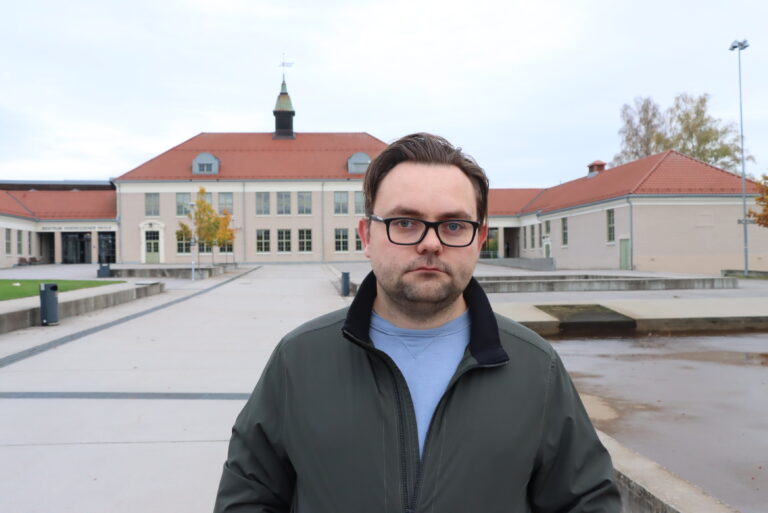 Daniel Instebø (V) stiller seg veldig kritisk til urintesting av elever.