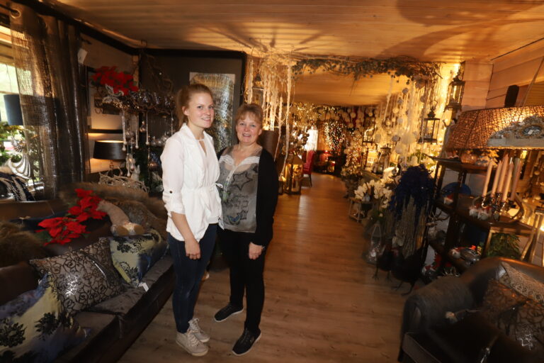 Ida Helene Brøderud Selliseth og Mona-Lisa Brøderud Øiseth var glad for at det strømmet på med folk når de lørdag åpnet julehuset.