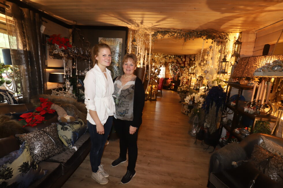 Ida Helene Brøderud Selliseth og Mona-Lisa Brøderud Øiseth var glad for at det strømmet på med folk når de lørdag åpnet julehuset.