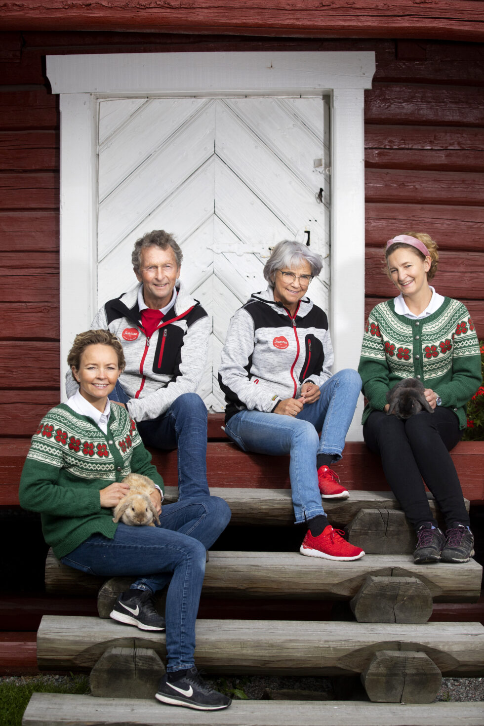 To generasjoner Skarstad (f.) Linda, Lars, Grete og Anette nærmer seg slutten av sesongen. Ved utgangen av denne måneden er det stengt for i år.