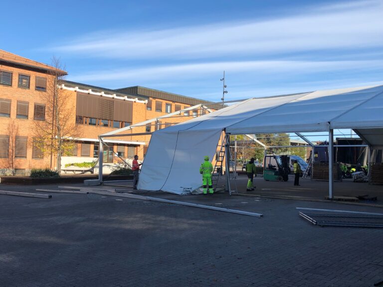 Det blir en innholdsrik helg på Rådhusplassen, med mange tilbud for alle aldre i det store teltet på plassen.