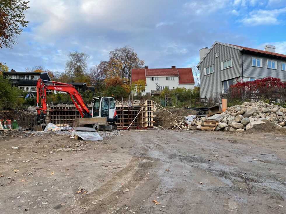 Byggingen av en ny enebolig i Sisseners gate i Øvrebyen er nå i gang. Nesten to år og et par hundre saksdokumenter etter første gangs byggesøknad.