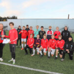 Eirik Kalland tar i mot sjekken fra Lars Erik Fremming. Jørn Karlsrud (b.v.), August Hellerud Fjeld, Jon Inge Høiland, Kristian Rambøl, Odin Høiland, Erijon Thaci, Lukas Strandseter, Albert Leer Sandstad, Peder Kalland, Hans Jørgen Hansen, Simen Takle-Hagen (f.v.), Jakob Eikbråten, Martin Strand Johnsen, Henrik Hansen, Andreas Talberg Berger og Håkon Leer Sandstad ser frem til en spennende finalehelg. Philip Myrvold Gundersen, Sebastian Rovik Johansen og Didrik Baanerud var ikke tilstede da bildet ble tatt.