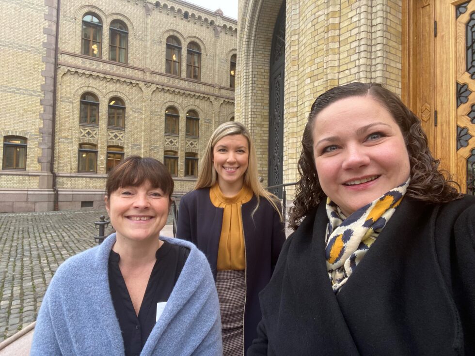 Eli Wathne (t.v.) blir Kongsvingers nye ordfører etter Margrethe Haarr. Anna Molberg (i midten) blir deres felles kollega. Wathnes partikollega i Høyre og Haarrs stortingskollega.