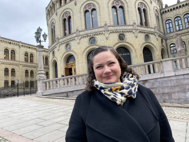 Margrethe Haarr foran sin nye arbeidsplass - Stortinget.