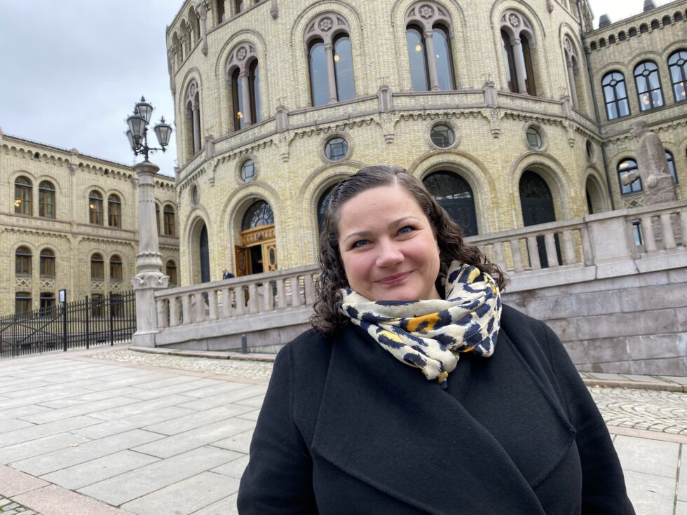 Margrethe Haarr foran sin nye arbeidsplass - Stortinget.