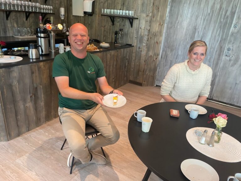 Den nye finansministeren, Trygve Slagsvold Vedum, og den nye justisminsteren, Emilie Enger Mehl, fikk servert wienerbrød på Joker'n p på Brandval i valgkampen. Torsdag returnerte de to med en strålende politisk mulighet for Innlandet.