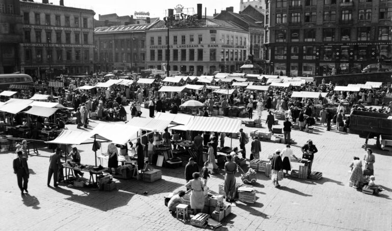 Det gamle Nytorvet ble gitt navnet Yongstorget i 1951, til minne om Jørgen Young. Bilde utgitt av Henriksen & Steen.