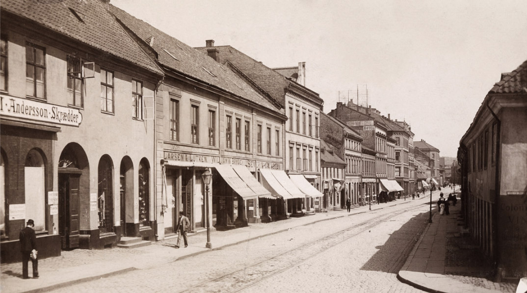 Storgata 3 slik det så ut i 1896. I bakgården fantes det flere hus i bindingsverk. Kyrne kunne beite i området opp mot Hausmannsgata. I dag er det Den norske Turistforening som holder til i bygningen, som ikke ligger langt fra Youngstorget.