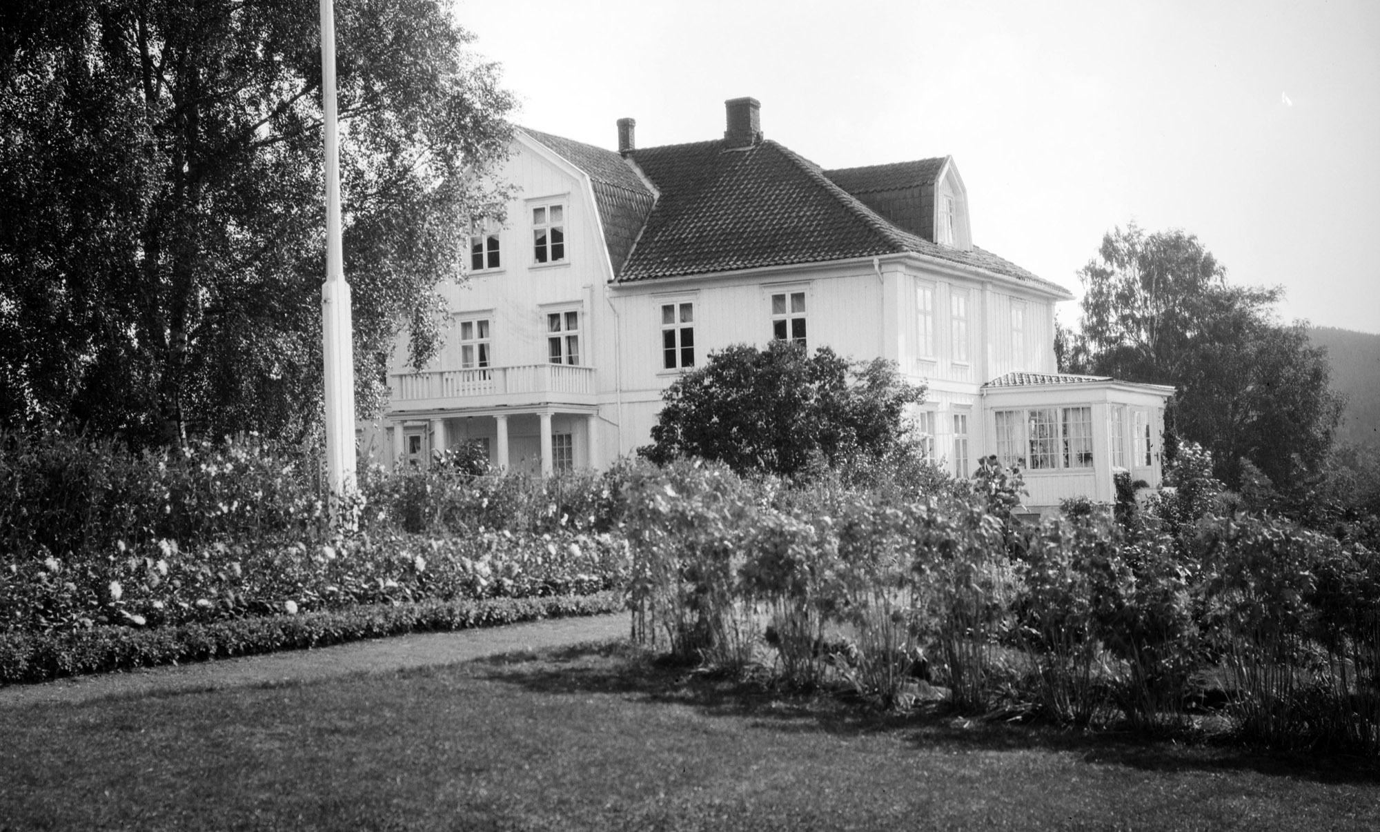 Jørgen Young vokste opp på Skansgården ved Vingersjøen. Det var før dagens hovedbygning ble reist.