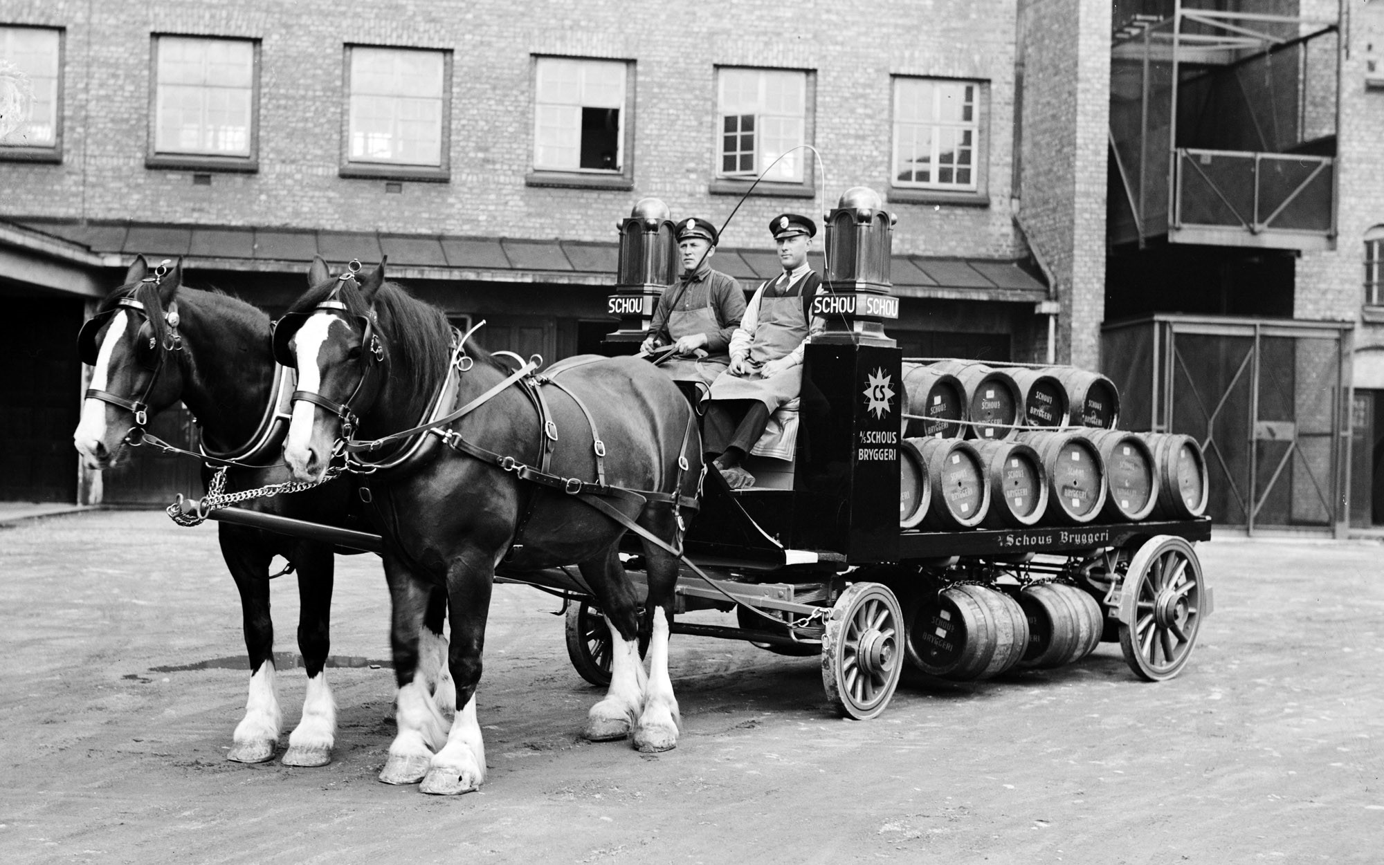 I 1821 startet Jørgen Young bryggerivirksomhet. Da han døde i 1837 var det familien Schou som overtok virksomheten. Bilde fra 1928 utgitt av Henriksen & Steen.