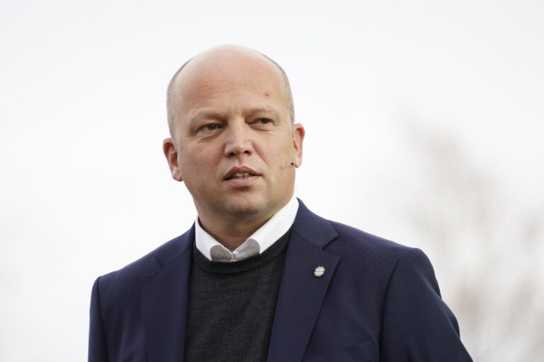 Finansminister Trygve Slagsvold Vedum vil øke bostøtten for å hjelpe folk med de høye strømprisene.