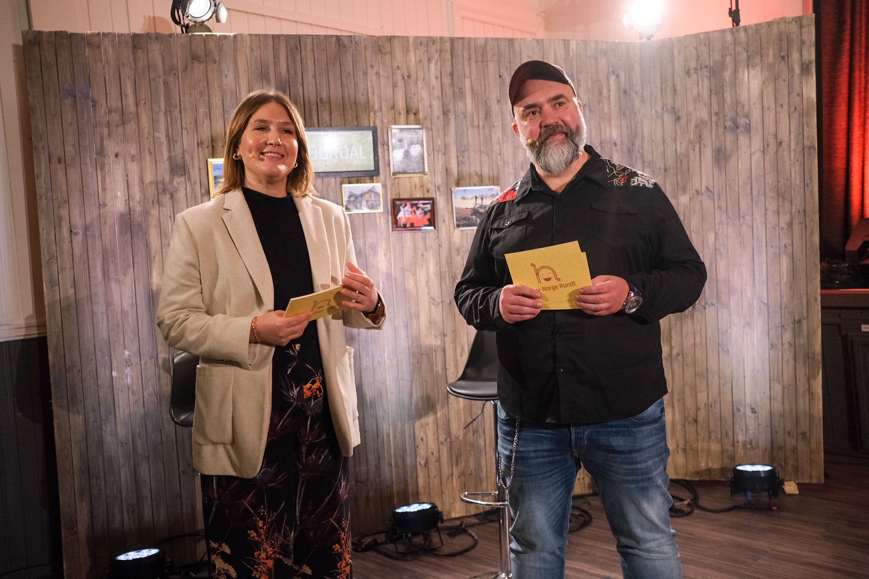 Norsk Revy er på turné for å finne landets beste revynummer. Søndag kveld gjestet gjengen Scene U i Kongsvinger. Her med programledere Marte Fløan Beisvåg og Lars Øvereng.