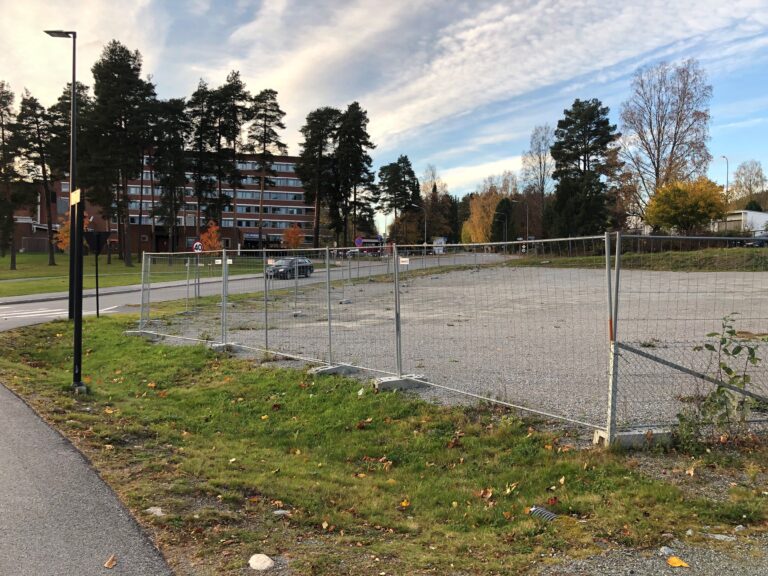 Parkeringsplassen var en lasteplan for Ø.M Fjeld under bygningen av Løvenskiold Terrasse, men nå står den helt tom.