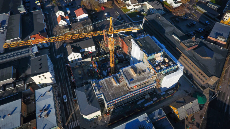 Det er for tiden 19 ulike boligutbyggings-prosjekt igangsatt i Kongsvinger. Rådmannen mener planene er godt innenfor de behov kommunen ser for seg i årene framover. Bildet er tatt under byggingen av Haugekvartalet.
