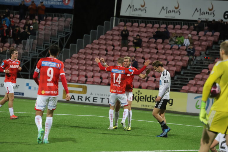 Brage Berg Pedersen gratulerer Martin Hoel Andersen etter 2-0-scoringen. Lørdag kan KIL feire opprykk.