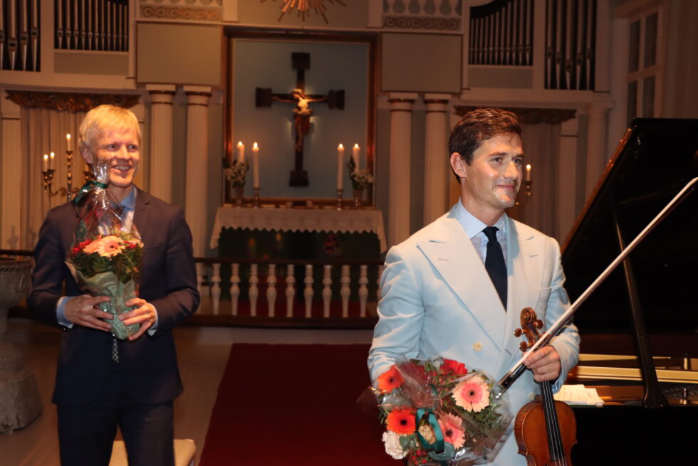 Håvard Gimse og Charlie Siem fylte Vinger kirke torsdag kveld.
