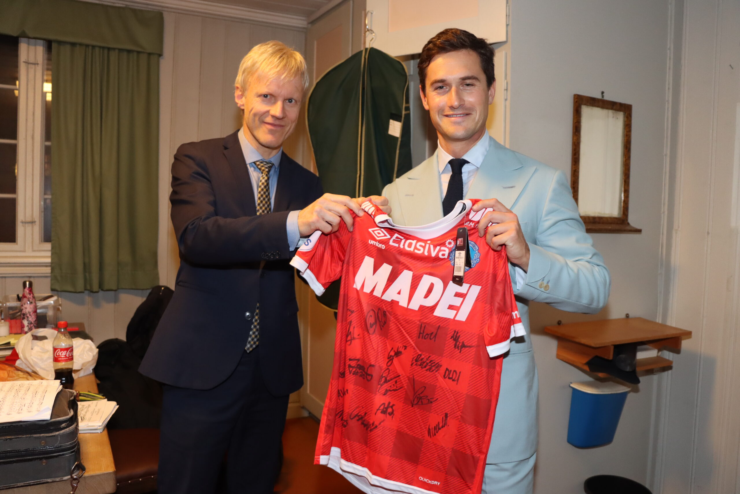 Charlie Siem fikk signert KIL-drakt. Han likte spesielt rødfargen, som barndomsklubben Liverpool også spiller i.