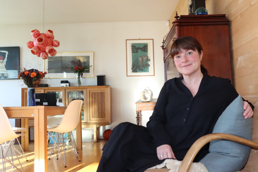 Eli Wathne gikk fra listefyll for Høyre til å bli ordfører på ti år. Hjemme på Langeland er hun mer kjent som kone, mamma, og ikke minst eieren til hunden Zorro (på bildet).