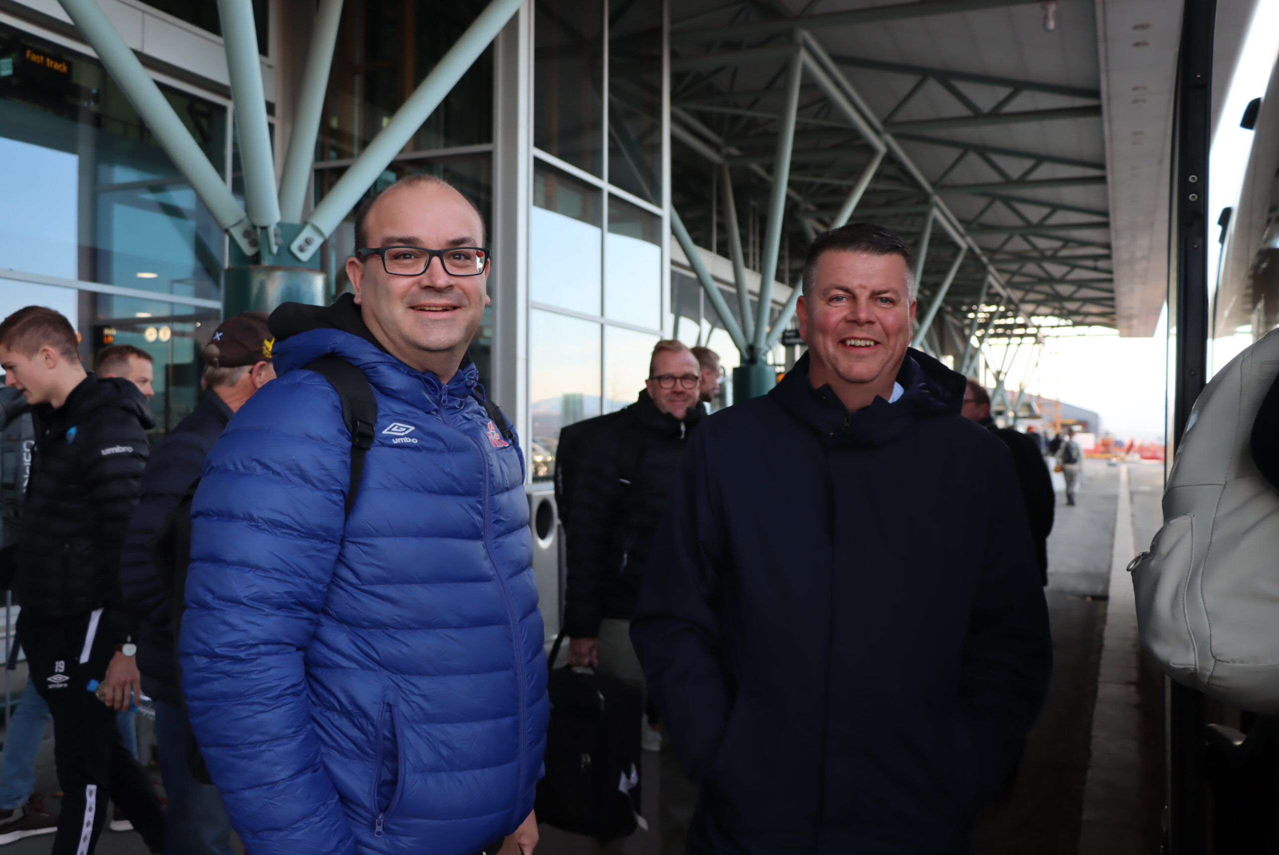 Speaker på Gjemselund, Jo Raabe, og markedssjef Rune Lundgren i godt i humør før avgang på bussen inn til sentrum.