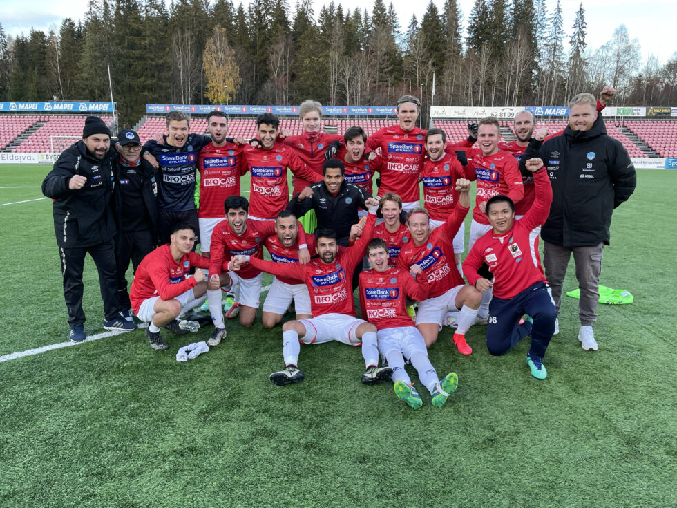 En jublende glad gjeng KIL-gutter etter å ha vunnet sin 6. divisjonsavdeling.
