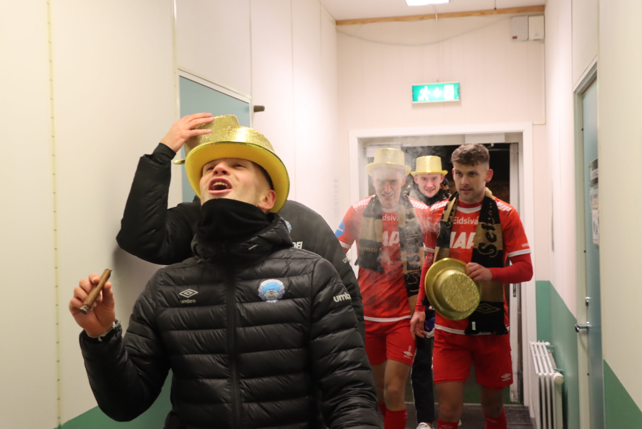 Martin Vinjor leder an inn til garderoben med en sigar.