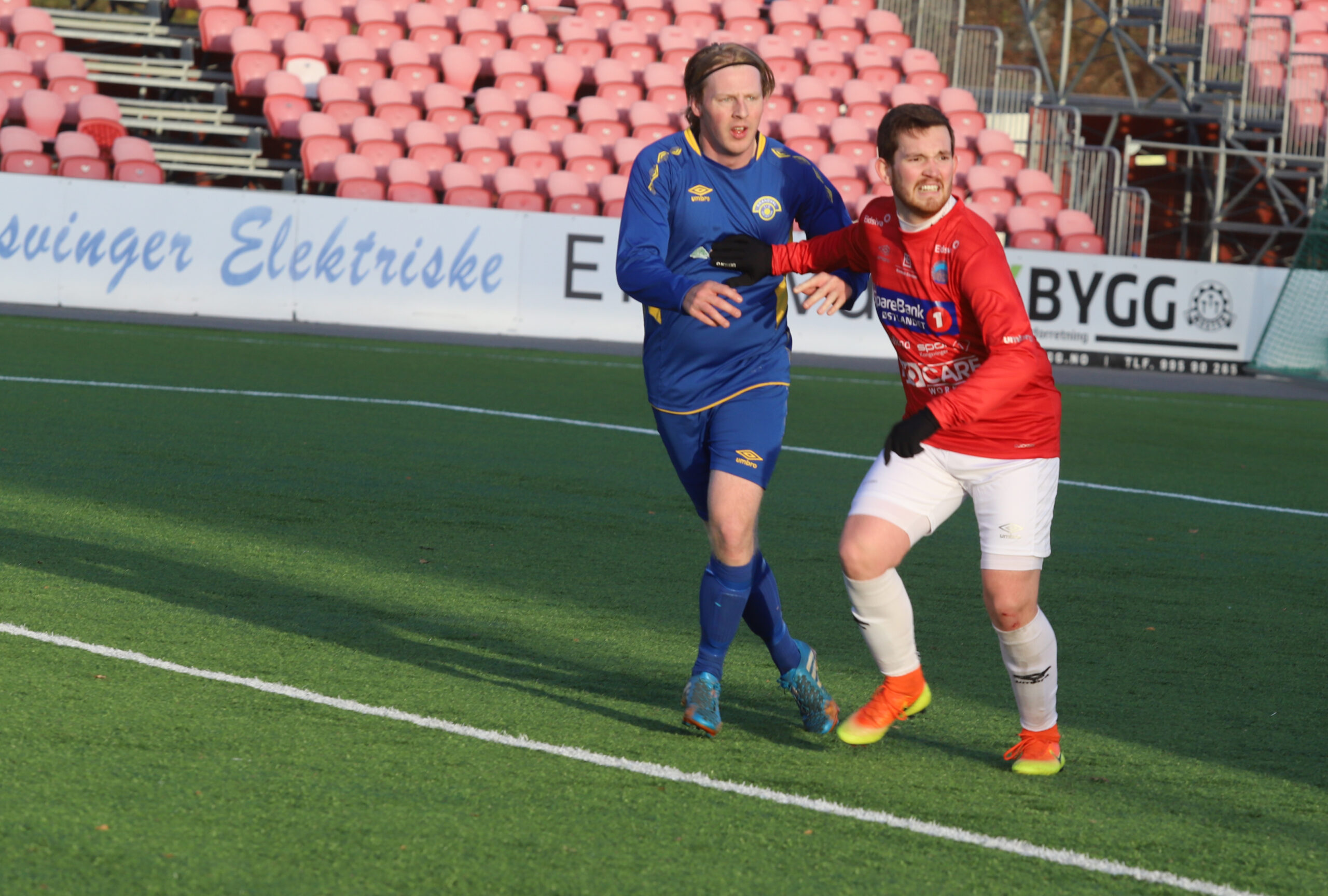 Brandvals Tommy Sandsnes i duell med KIL Fotball Martin Blakset.