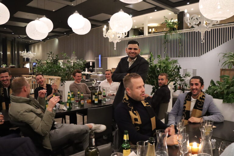 Mye latter og hygge er på sin plass når det blir opprykk. Mac Laham kan få hvem som helst til å le med morsomme taler.