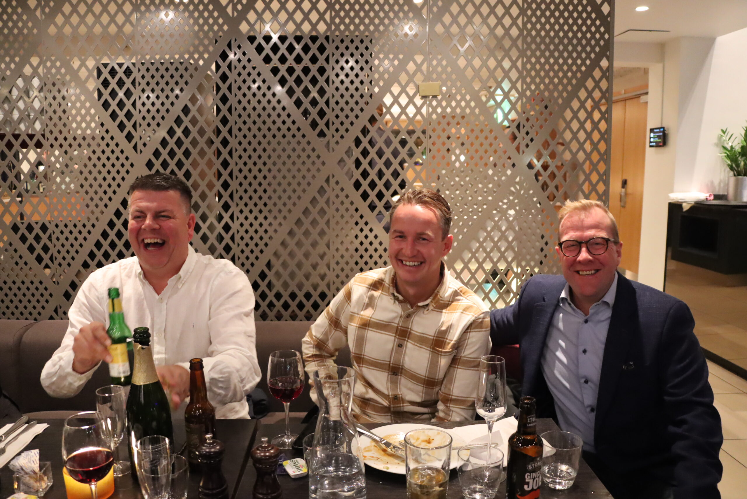 Rune Lundgren (t.v.), Espen Nystuen og Vegard Herlyng, ledelsen i KIL, måtte også få hygge seg en lørdag kveld i Tromsø.