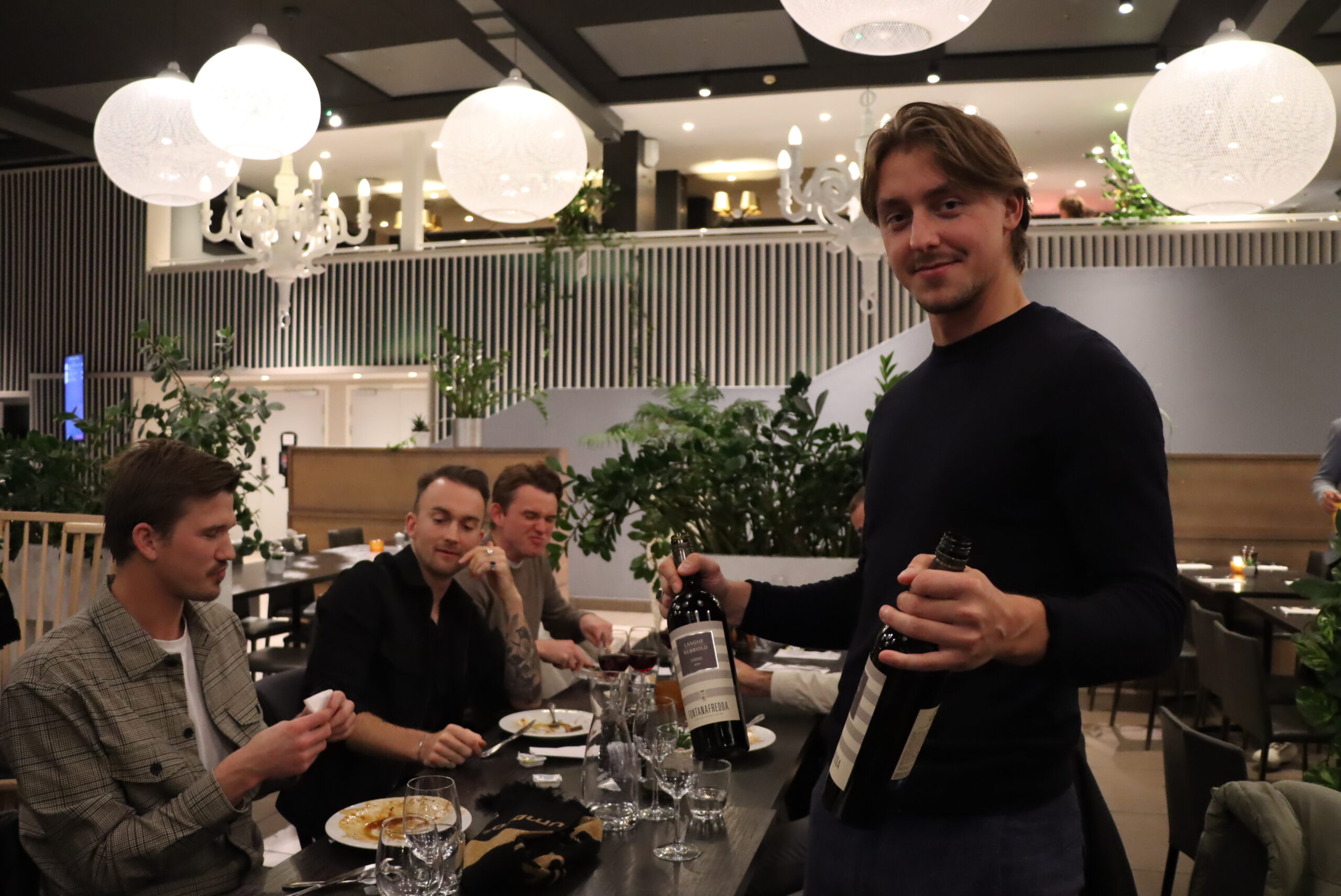 Mathias Gjerstrøm forsikrer om god vin.