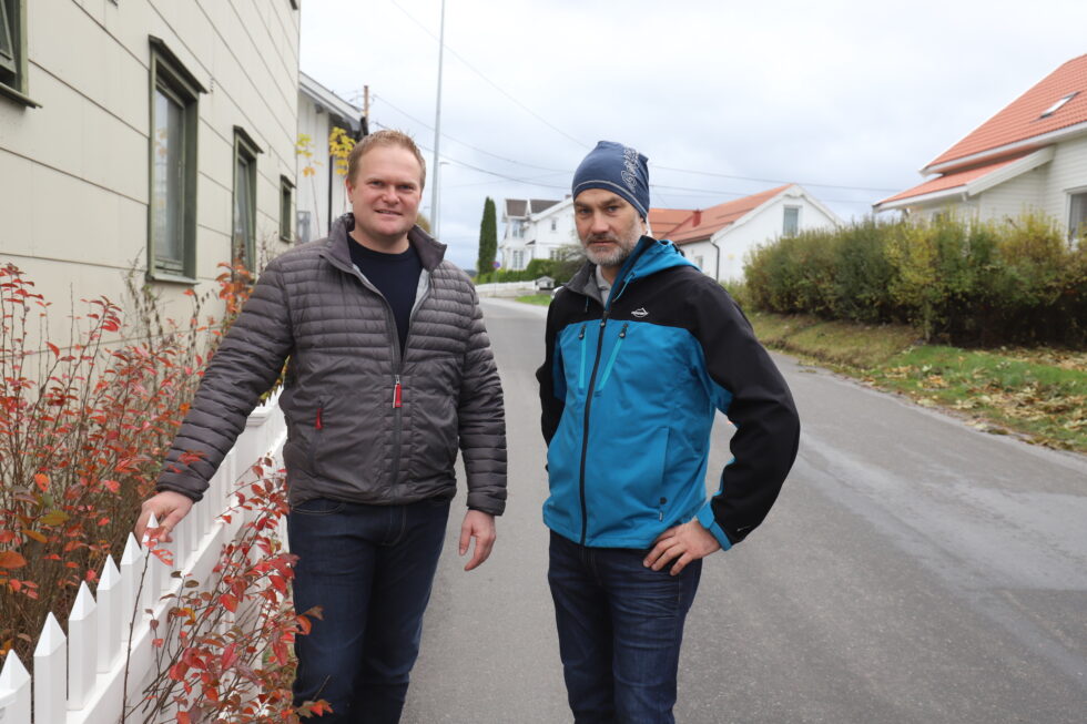 Raymond Føien (t.v.) og Ole Hansen er to av naboene i Jernbanegata som har tatt initiativ overfor kommunen om å at det blir fortau og enveiskjøring over Svenskehaugen.
