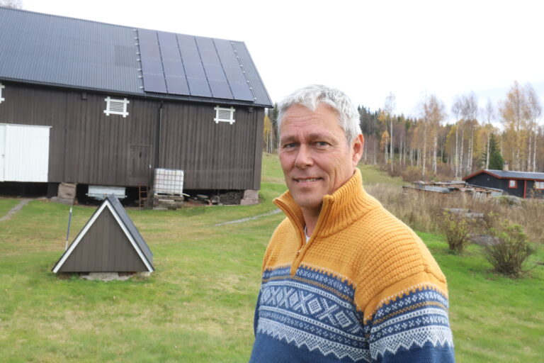 På låvetaket har Frode Kristiansen montert 30 solcellepanlere, 20 på den ene siden og 10 på den andre siden. I alt produserer anlegget rundt 7500 kWt i året.