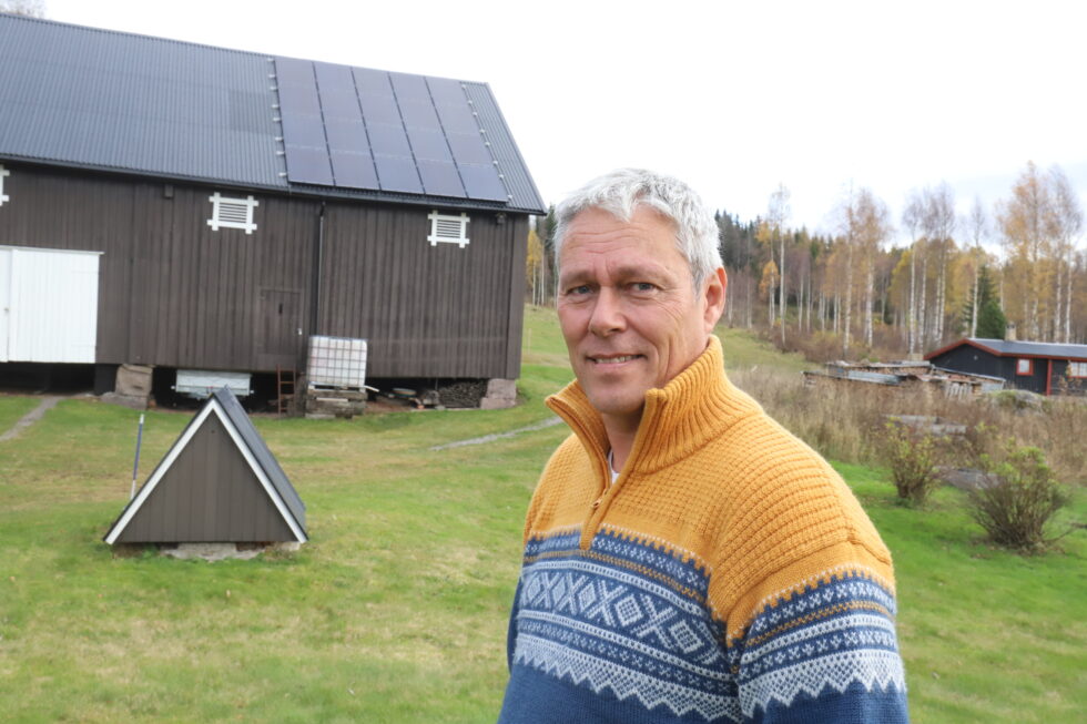 På låvetaket har Frode Kristiansen montert 30 solcellepanlere, 20 på den ene siden og 10 på den andre siden. I alt produserer anlegget rundt 7500 kWt i året.
