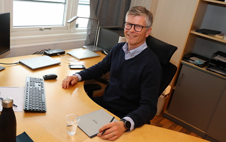 Stig Solbjør er som daglig leder av Toyota ansvarlig for distriktets største bilforhandler. Han mener forslaget i Statsbudsjettet på nye avgifter for hybridbiler er både urettferdige og lite gjennomtenkt.