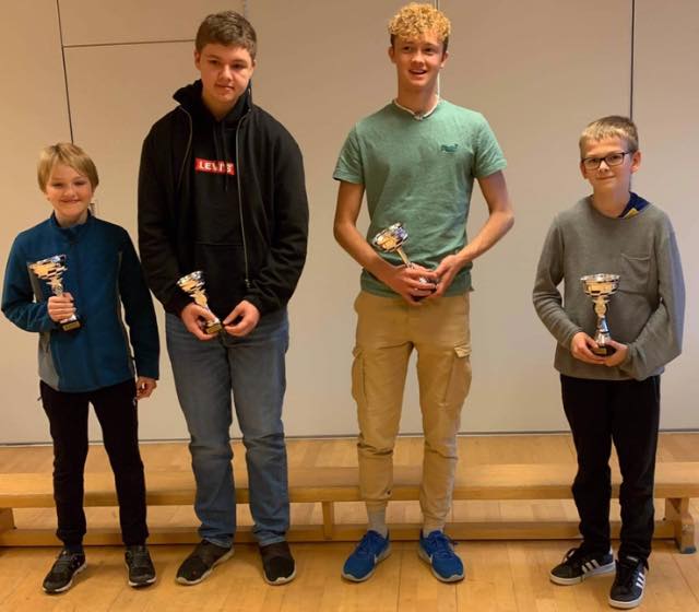 Helgens fire kretsmestere Theodor Henriksen (f.v.) som vant klasse C (født 2007-2008), Elias Saedi fra Greveløkka i klasse B, Markus Flermien fra Hamar i klasse A og Nikolai Frøyshov fra Hamar i klasse D.