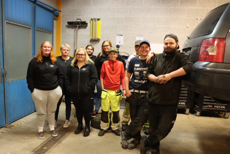 Marita (t.v.), Runa Nygård, Lisa Nygård, Per Henry Røttum, Marte Nygård, Tor Isak Høiby, Oskar Berget, Marcus Harfaldet og Ole Martin Kval på plass for Vinger Mekk & Moro tirsdag kveld.
