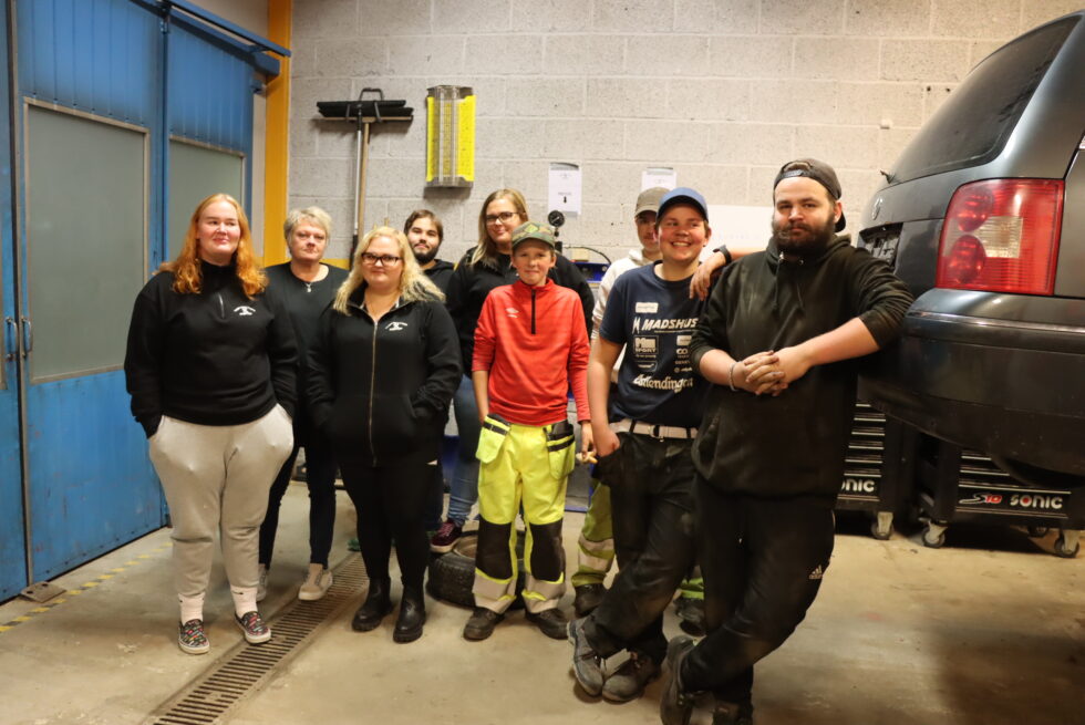 Marita (t.v.), Runa Nygård, Lisa Nygård, Per Henry Røttum, Marte Nygård, Tor Isak Høiby, Oskar Berget, Marcus Harfaldet og Ole Martin Kval på plass for Vinger Mekk & Moro tirsdag kveld.