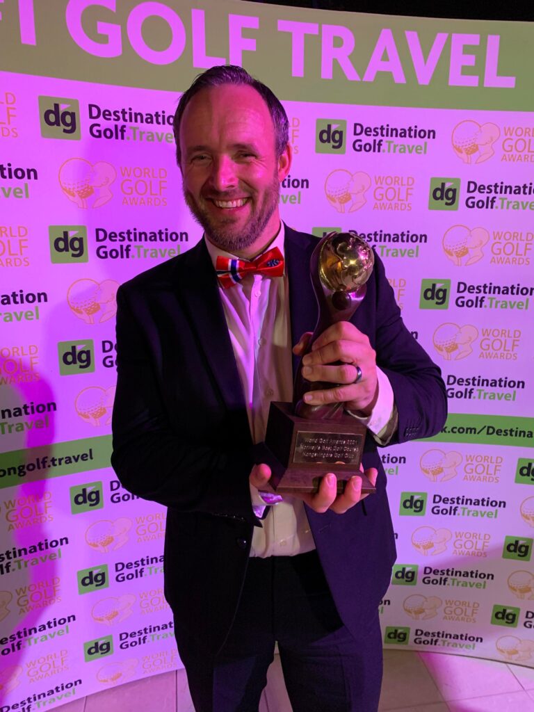 Daniel Larsson med det synelige beviset på at Kongsvingers Golfklubb for sjuende gang er kåret til den beste golfbanen.