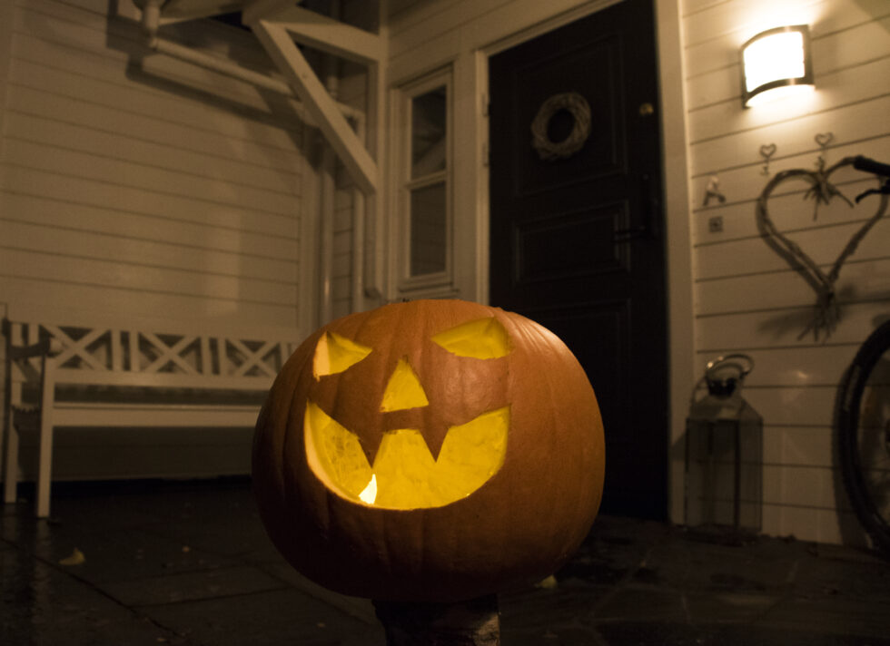Denne helgen går mange barn utkledd i halloween-kostymer fra dør til dør på jakt etter godteri.